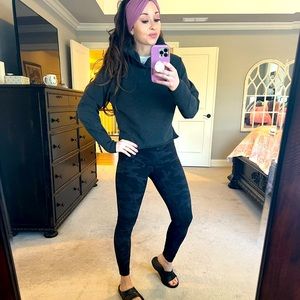 Lululemon charcoal, gray crop sweatshirt, like new. Size 4.